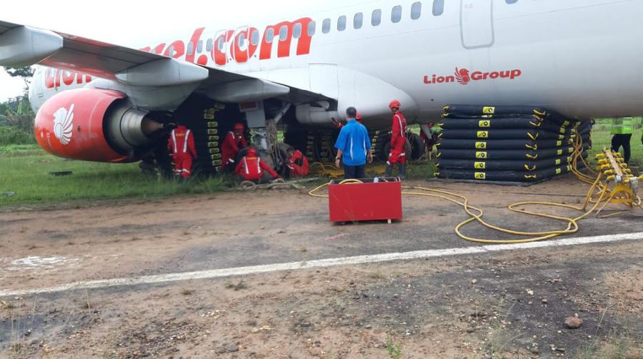 Evakuasi Pesawat Lion Air Boeing 737-900ER registrasi PK-LGP yang tergelincir di Bandara Radin Inten II, Tanjung Karang, Lampung pada hari ini, Senin (21/12/2020). (Dok. Lion Air)