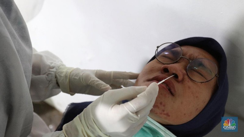 Puluhan warga menganteri layanan rapid tes antigen di Stasiun Gambir, Jakarta Pusat, Senin (21/12/2020). PT Kereta Api Indonesia (KAI) menyediakan layanan rapid tes antigen seharga Rp.105.000 untuk calon pemumpang. (CNBC Indonesia/Tri Susilo) 
Pantauan CNBC Indonesia anterian mengular hingga ke taman stasiun gambir.  (CNBC Indonesia/ Tri Susilo)