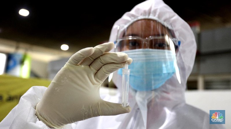 Puluhan warga menganteri layanan rapid tes antigen di Stasiun Gambir, Jakarta Pusat, Senin (21/12/2020). PT Kereta Api Indonesia (KAI) menyediakan layanan rapid tes antigen seharga Rp.105.000 untuk calon pemumpang. (CNBC Indonesia/Tri Susilo) 
Pantauan CNBC Indonesia anterian mengular hingga ke taman stasiun gambir.  (CNBC Indonesia/ Tri Susilo)