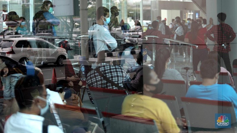 Antrean calon penumpang pesawat yang melakukan test rapid  di Shelter Kalayang Terminal 2 Bandara Soekarno-Hatta, Senin (21/12/2020). Antren panjang ini terjadi karena banyak penumpang yang ingin melakukan rapid test antigen yang disediakan pihak bandara. Terminal 2 Bandara Soekarno Hatta sempat ramai tadi pagi. Antrean mengular karena antrean rapid test penumpang. Pantauan CNBC pukul 11.30 terlihat antrian namun sudah kondusif. Sejumlah calon penumpang yang menunggu di luar area ruang test bisa duduk. Jelang liburan Natal dan akhir tahun, pemerintah menerapkan syarat minimal berupa hasil tes rapid antigen bagi traveler yang mau bepergian naik kereta api, pesawat terbang hingga kendaraan pribadi. (CNBC Indonesia/ Muhammad Sabki)