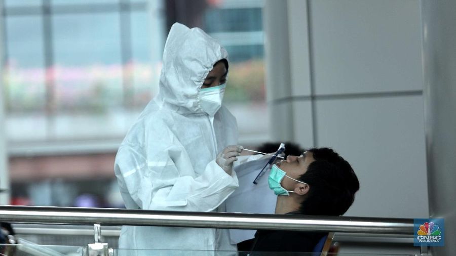 Antrean calon penumpang pesawat yang melakukan test rapid  di Shelter Kalayang Terminal 2 Bandara Soekarno-Hatta, Senin (21/12/2020). Antren panjang ini terjadi karena banyak penumpang yang ingin melakukan rapid test antigen yang disediakan pihak bandara. Terminal 2 Bandara Soekarno Hatta sempat ramai tadi pagi. Antrean mengular karena antrean rapid test penumpang. Pantauan վ pukul 11.30 terlihat antrian namun sudah kondusif. Sejumlah calon penumpang yang menunggu di luar area ruang test bisa duduk. Jelang liburan Natal dan akhir tahun, pemerintah menerapkan syarat minimal berupa hasil tes rapid antigen bagi traveler yang mau bepergian naik kereta api, pesawat terbang hingga kendaraan pribadi. (վ/ Muhammad Sabki)