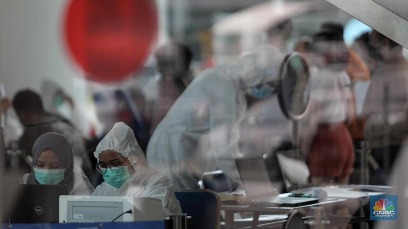 Antrean calon penumpang pesawat yang melakukan test rapid  di Shelter Kalayang Terminal 2 Bandara Soekarno-Hatta, Senin (21/12/2020). Antren panjang ini terjadi karena banyak penumpang yang ingin melakukan rapid test antigen yang disediakan pihak bandara. Terminal 2 Bandara Soekarno Hatta sempat ramai tadi pagi. Antrean mengular karena antrean rapid test penumpang. Pantauan CNBC pukul 11.30 terlihat antrian namun sudah kondusif. Sejumlah calon penumpang yang menunggu di luar area ruang test bisa duduk. Jelang liburan Natal dan akhir tahun, pemerintah menerapkan syarat minimal berupa hasil tes rapid antigen bagi traveler yang mau bepergian naik kereta api, pesawat terbang hingga kendaraan pribadi. (CNBC Indonesia/ Muhammad Sabki)