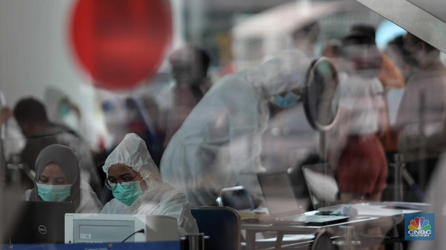 Antrean calon penumpang pesawat yang melakukan test rapid di Shelter Kalayang Terminal 2 Bandara Soekarno-Hatta, Senin (21/12/2020). Antren panjang ini terjadi karena banyak penumpang yang ingin melakukan rapid test antigen yang disediakan pihak bandara. Terminal 2 Bandara Soekarno Hatta sempat ramai tadi pagi. Antrean mengular karena antrean rapid test penumpang. Pantauan CNBC pukul 11.30 terlihat antrian namun sudah kondusif. Sejumlah calon penumpang yang menunggu di luar area ruang test bisa duduk. Jelang liburan Natal dan akhir tahun, pemerintah menerapkan syarat minimal berupa hasil tes rapid antigen bagi traveler yang mau bepergian naik kereta api, pesawat terbang hingga kendaraan pribadi. (CNBC Indonesia/ Muhammad Sabki)