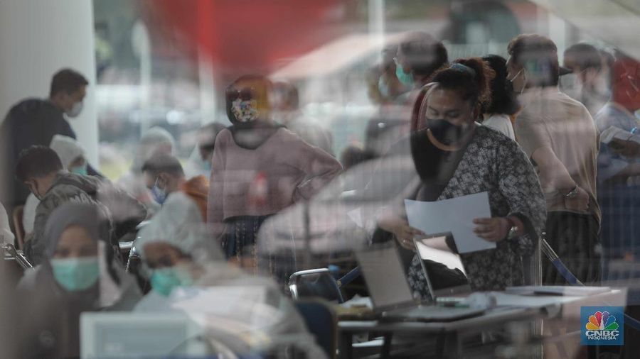 Antrean calon penumpang pesawat yang melakukan test rapid  di Shelter Kalayang Terminal 2 Bandara Soekarno-Hatta, Senin (21/12/2020). Antren panjang ini terjadi karena banyak penumpang yang ingin melakukan rapid test antigen yang disediakan pihak bandara. Terminal 2 Bandara Soekarno Hatta sempat ramai tadi pagi. Antrean mengular karena antrean rapid test penumpang. Pantauan CNBC pukul 11.30 terlihat antrian namun sudah kondusif. Sejumlah calon penumpang yang menunggu di luar area ruang test bisa duduk. Jelang liburan Natal dan akhir tahun, pemerintah menerapkan syarat minimal berupa hasil tes rapid antigen bagi traveler yang mau bepergian naik kereta api, pesawat terbang hingga kendaraan pribadi. (CNBC Indonesia/ Muhammad Sabki)