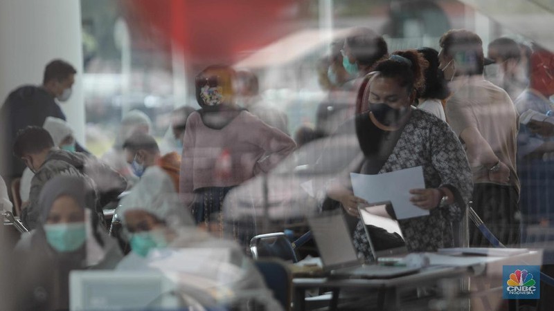 Antrean calon penumpang pesawat yang melakukan test rapid  di Shelter Kalayang Terminal 2 Bandara Soekarno-Hatta, Senin (21/12/2020). Antren panjang ini terjadi karena banyak penumpang yang ingin melakukan rapid test antigen yang disediakan pihak bandara. Terminal 2 Bandara Soekarno Hatta sempat ramai tadi pagi. Antrean mengular karena antrean rapid test penumpang. Pantauan CNBC pukul 11.30 terlihat antrian namun sudah kondusif. Sejumlah calon penumpang yang menunggu di luar area ruang test bisa duduk. Jelang liburan Natal dan akhir tahun, pemerintah menerapkan syarat minimal berupa hasil tes rapid antigen bagi traveler yang mau bepergian naik kereta api, pesawat terbang hingga kendaraan pribadi. (CNBC Indonesia/ Muhammad Sabki)
