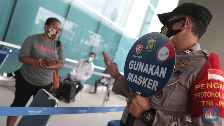 Rapid Test Antigen dan PCR di Shelter Kalayang Terminal 2 Bandara Soekarno-Hatta Antrean calon penumpang pesawat yang melakukan test rapid di Shelter Kalayang Terminal 2 Bandara Soekarno-Hatta, Senin (21/12/2020). Antren panjang ini terjadi karena banyak penumpang yang ingin melakukan rapid test antigen yang disediakan pihak bandara. Terminal 2 Bandara Soekarno Hatta sempat ramai tadi pagi. Antrean mengular karena antrean rapid test penumpang. Pantauan CNBC pukul 11.30 terlihat antrian namun sudah kondusif. Sejumlah calon penumpang yang menunggu di luar area ruang test bisa duduk. Jelang liburan Natal dan akhir tahun, pemerintah menerapkan syarat minimal berupa hasil tes rapid antigen bagi traveler yang mau bepergian naik kereta api, pesawat terbang hingga kendaraan pribadi. (CNBC Indonesia/ Muhammad Sabki)