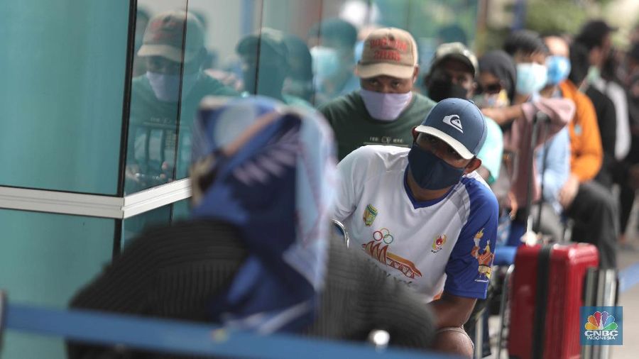 Antrean calon penumpang pesawat yang melakukan test rapid di Shelter Kalayang Terminal 2 Bandara Soekarno-Hatta, Senin (21/12/2020). Antren panjang ini terjadi karena banyak penumpang yang ingin melakukan rapid test antigen yang disediakan pihak bandara. Terminal 2 Bandara Soekarno Hatta sempat ramai tadi pagi. Antrean mengular karena antrean rapid test penumpang. Pantauan CNBC pukul 11.30 terlihat antrian namun sudah kondusif. Sejumlah calon penumpang yang menunggu di luar area ruang test bisa duduk. Jelang liburan Natal dan akhir tahun, pemerintah menerapkan syarat minimal berupa hasil tes rapid antigen bagi traveler yang mau bepergian naik kereta api, pesawat terbang hingga kendaraan pribadi. (CNBC Indonesia/ Muhammad Sabki)