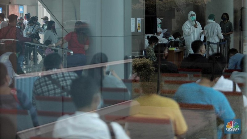 Antrean calon penumpang pesawat yang melakukan test rapid  di Shelter Kalayang Terminal 2 Bandara Soekarno-Hatta, Senin (21/12/2020). Antren panjang ini terjadi karena banyak penumpang yang ingin melakukan rapid test antigen yang disediakan pihak bandara. Terminal 2 Bandara Soekarno Hatta sempat ramai tadi pagi. Antrean mengular karena antrean rapid test penumpang. Pantauan CNBC pukul 11.30 terlihat antrian namun sudah kondusif. Sejumlah calon penumpang yang menunggu di luar area ruang test bisa duduk. Jelang liburan Natal dan akhir tahun, pemerintah menerapkan syarat minimal berupa hasil tes rapid antigen bagi traveler yang mau bepergian naik kereta api, pesawat terbang hingga kendaraan pribadi. (CNBC Indonesia/ Muhammad Sabki)