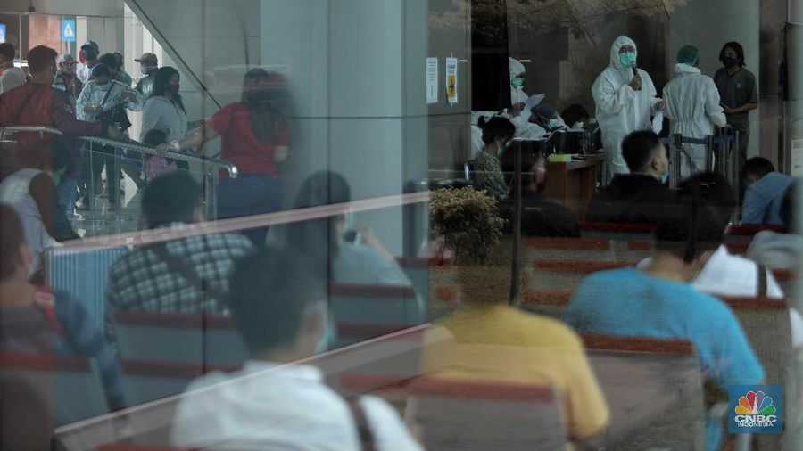 Antrean calon penumpang pesawat yang melakukan test rapid di Shelter Kalayang Terminal 2 Bandara Soekarno-Hatta, Senin (21/12/2020). Antren panjang ini terjadi karena banyak penumpang yang ingin melakukan rapid test antigen yang disediakan pihak bandara. Terminal 2 Bandara Soekarno Hatta sempat ramai tadi pagi. Antrean mengular karena antrean rapid test penumpang. Pantauan CNBC pukul 11.30 terlihat antrian namun sudah kondusif. Sejumlah calon penumpang yang menunggu di luar area ruang test bisa duduk. Jelang liburan Natal dan akhir tahun, pemerintah menerapkan syarat minimal berupa hasil tes rapid antigen bagi traveler yang mau bepergian naik kereta api, pesawat terbang hingga kendaraan pribadi. (CNBC Indonesia/ Muhammad Sabki)