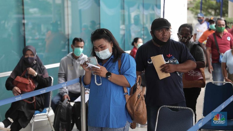 Antrean calon penumpang pesawat yang melakukan test rapid  di Shelter Kalayang Terminal 2 Bandara Soekarno-Hatta, Senin (21/12/2020). Antren panjang ini terjadi karena banyak penumpang yang ingin melakukan rapid test antigen yang disediakan pihak bandara. Terminal 2 Bandara Soekarno Hatta sempat ramai tadi pagi. Antrean mengular karena antrean rapid test penumpang. Pantauan CNBC pukul 11.30 terlihat antrian namun sudah kondusif. Sejumlah calon penumpang yang menunggu di luar area ruang test bisa duduk. Jelang liburan Natal dan akhir tahun, pemerintah menerapkan syarat minimal berupa hasil tes rapid antigen bagi traveler yang mau bepergian naik kereta api, pesawat terbang hingga kendaraan pribadi. (CNBC Indonesia/ Muhammad Sabki)