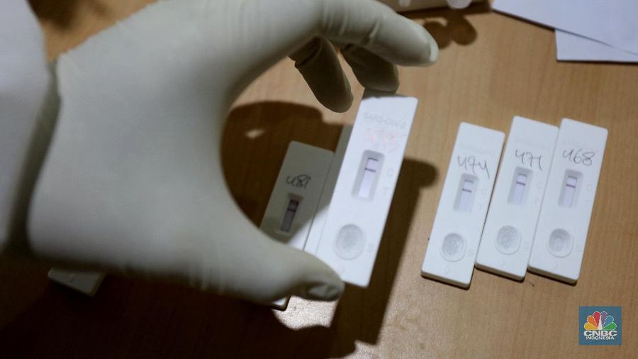 Puluhan warga menganteri layanan rapid tes antigen di Stasiun Gambir, Jakarta Pusat, Senin (21/12/2020). PT Kereta Api Indonesia (KAI) menyediakan layanan rapid tes antigen seharga Rp.105.000 untuk calon pemumpang. (CNBC Indonesia/Tri Susilo) 
Pantauan CNBC Indonesia anterian mengular hingga ke taman stasiun gambir.  (CNBC Indonesia/ Tri Susilo)