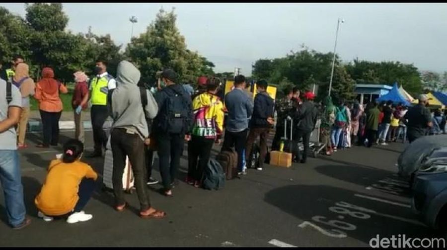 Antrean panjang untuk rapid antigen di Bandara Juanda.