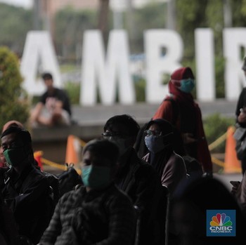 Waduh Membludak, Antrean Rapid Test Antigen di Stasiun Gambir