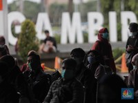 Waduh Membludak, Antrean Rapid Test Antigen di Stasiun Gambir
