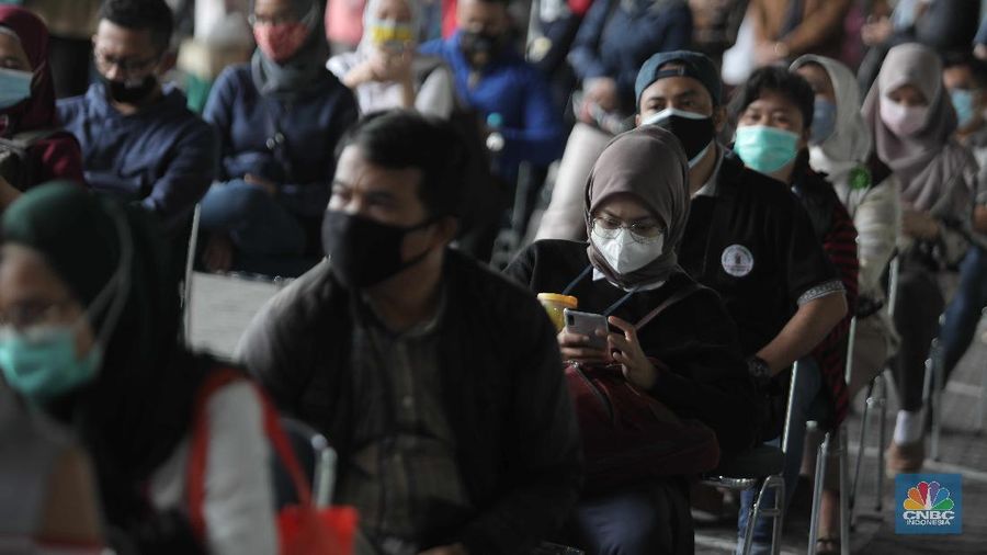 Calon penumpang Kereta Api mengantre untuk melakukan rapid test antigen di Stasiun Gambir, Jakarta Pusat, Selasa (22/12/2020). Akibatnya terjadi antrean panjang.PT KAI mewajibkan setiap pengguna jasa kereta api jarak jauh di Pulau Jawa untuk menunjukkan hasil negatif Covid-19 berdasarkan pemeriksaan rapid test antigen sebagai syarat untuk naik kereta api. (CNBC Indonesia/ Muhammad Sabki)