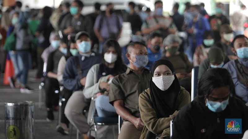 Calon penumpang Kereta Api mengantre untuk melakukan rapid test antigen di Stasiun Gambir, Jakarta Pusat, Selasa (22/12/2020). Akibatnya terjadi antrean panjang.PT KAI mewajibkan setiap pengguna jasa kereta api jarak jauh di Pulau Jawa untuk menunjukkan hasil negatif Covid-19 berdasarkan pemeriksaan rapid test antigen sebagai syarat untuk naik kereta api. (CNBC Indonesia/ Muhammad Sabki)