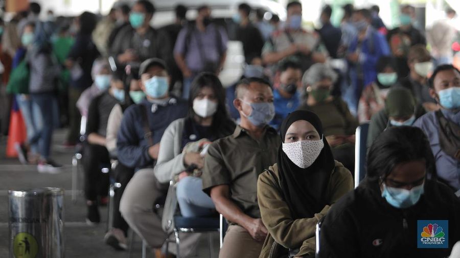Calon penumpang Kereta Api mengantre untuk melakukan rapid test antigen di Stasiun Gambir, Jakarta Pusat, Selasa (22/12/2020). Akibatnya terjadi antrean panjang.PT KAI mewajibkan setiap pengguna jasa kereta api jarak jauh di Pulau Jawa untuk menunjukkan hasil negatif Covid-19 berdasarkan pemeriksaan rapid test antigen sebagai syarat untuk naik kereta api. (CNBC Indonesia/ Muhammad Sabki)