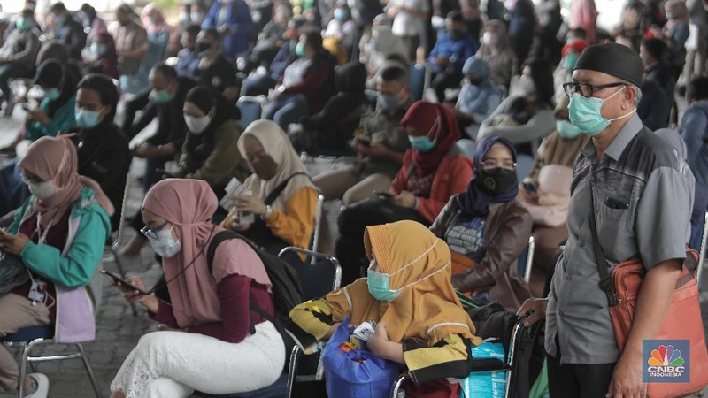 Calon penumpang Kereta Api mengantre untuk melakukan rapid test antigen di Stasiun Gambir, Jakarta Pusat, Selasa (22/12/2020). Akibatnya terjadi antrean panjang.PT KAI mewajibkan setiap pengguna jasa kereta api jarak jauh di Pulau Jawa untuk menunjukkan hasil negatif Covid-19 berdasarkan pemeriksaan rapid test antigen sebagai syarat untuk naik kereta api. (CNBC Indonesia/ Muhammad Sabki)