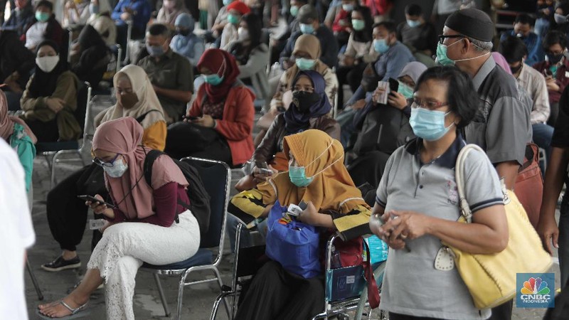 Calon penumpang Kereta Api mengantre untuk melakukan rapid test antigen di Stasiun Gambir, Jakarta Pusat, Selasa (22/12/2020). Akibatnya terjadi antrean panjang.PT KAI mewajibkan setiap pengguna jasa kereta api jarak jauh di Pulau Jawa untuk menunjukkan hasil negatif Covid-19 berdasarkan pemeriksaan rapid test antigen sebagai syarat untuk naik kereta api. (CNBC Indonesia/ Muhammad Sabki)