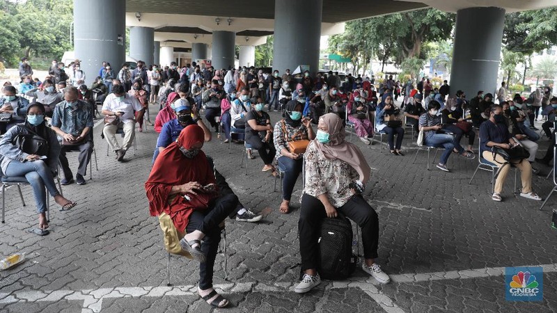 Antrean calon penumpang pesawat yang melakukan test rapid  di Shelter Kalayang Terminal 2 Bandara Soekarno-Hatta, Senin (21/12/2020). Antren panjang ini terjadi karena banyak penumpang yang ingin melakukan rapid test antigen yang disediakan pihak bandara. Terminal 2 Bandara Soekarno Hatta sempat ramai tadi pagi. Antrean mengular karena antrean rapid test penumpang. Pantauan CNBC pukul 11.30 terlihat antrian namun sudah kondusif. Sejumlah calon penumpang yang menunggu di luar area ruang test bisa duduk. Jelang liburan Natal dan akhir tahun, pemerintah menerapkan syarat minimal berupa hasil tes rapid antigen bagi traveler yang mau bepergian naik kereta api, pesawat terbang hingga kendaraan pribadi. (CNBC Indonesia/ Muhammad Sabki)