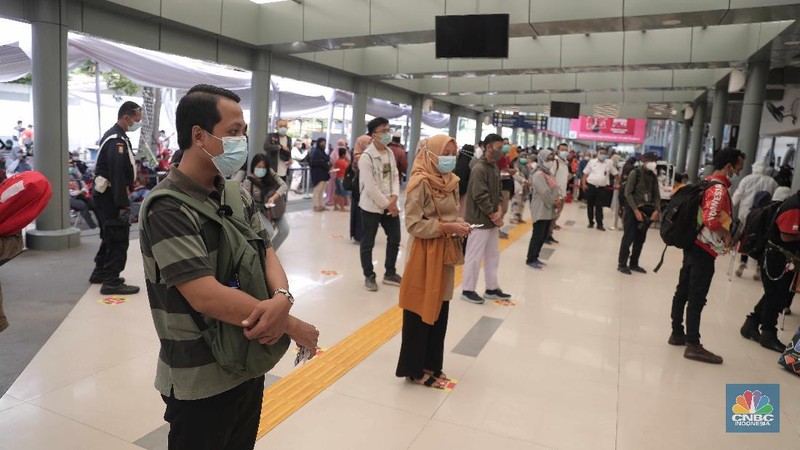 Calon penumpang Kereta Api mengantre untuk melakukan rapid test antigen di Stasiun Senen, Jakarta Pusat, Selasa (22/12/2020). Akibatnya terjadi antrean panjang.PT KAI mewajibkan setiap pengguna jasa kereta api jarak jauh di Pulau Jawa untuk menunjukkan hasil negatif Covid-19 berdasarkan pemeriksaan rapid test antigen sebagai syarat untuk naik kereta api. (վ/ Muhammad Sabki)