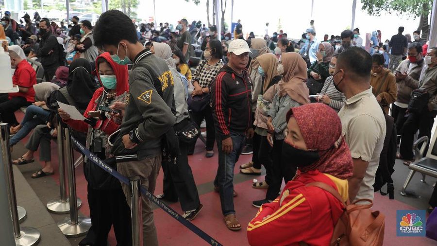 Calon penumpang Kereta Api mengantre untuk melakukan rapid test antigen di Stasiun Senen, Jakarta Pusat, Selasa (22/12/2020). Akibatnya terjadi antrean panjang.PT KAI mewajibkan setiap pengguna jasa kereta api jarak jauh di Pulau Jawa untuk menunjukkan hasil negatif Covid-19 berdasarkan pemeriksaan rapid test antigen sebagai syarat untuk naik kereta api. (վ/ Muhammad Sabki)