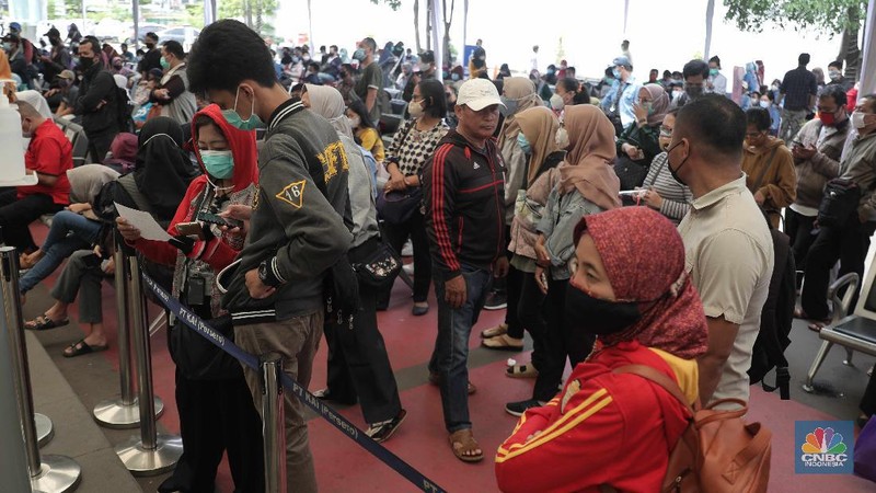 Calon penumpang Kereta Api mengantre untuk melakukan rapid test antigen di Stasiun Senen, Jakarta Pusat, Selasa (22/12/2020). Akibatnya terjadi antrean panjang.PT KAI mewajibkan setiap pengguna jasa kereta api jarak jauh di Pulau Jawa untuk menunjukkan hasil negatif Covid-19 berdasarkan pemeriksaan rapid test antigen sebagai syarat untuk naik kereta api. (վ/ Muhammad Sabki)