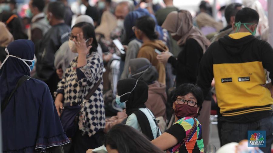 Calon penumpang Kereta Api mengantre untuk melakukan rapid test antigen di Stasiun Senen, Jakarta Pusat, Selasa (22/12/2020). Akibatnya terjadi antrean panjang.PT KAI mewajibkan setiap pengguna jasa kereta api jarak jauh di Pulau Jawa untuk menunjukkan hasil negatif Covid-19 berdasarkan pemeriksaan rapid test antigen sebagai syarat untuk naik kereta api. (վ/ Muhammad Sabki)