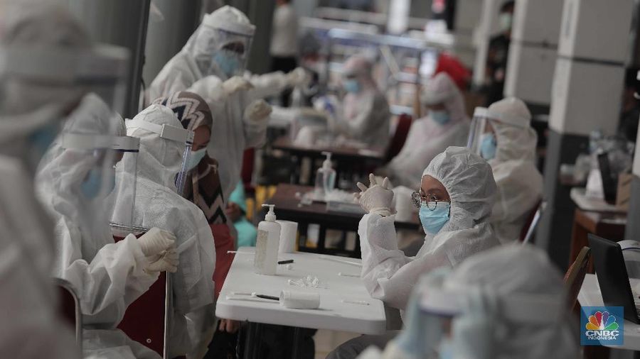 Calon penumpang Kereta Api mengantre untuk melakukan rapid test antigen di Stasiun Senen, Jakarta Pusat, Selasa (22/12/2020). Akibatnya terjadi antrean panjang.PT KAI mewajibkan setiap pengguna jasa kereta api jarak jauh di Pulau Jawa untuk menunjukkan hasil negatif Covid-19 berdasarkan pemeriksaan rapid test antigen sebagai syarat untuk naik kereta api. (վ/ Muhammad Sabki)