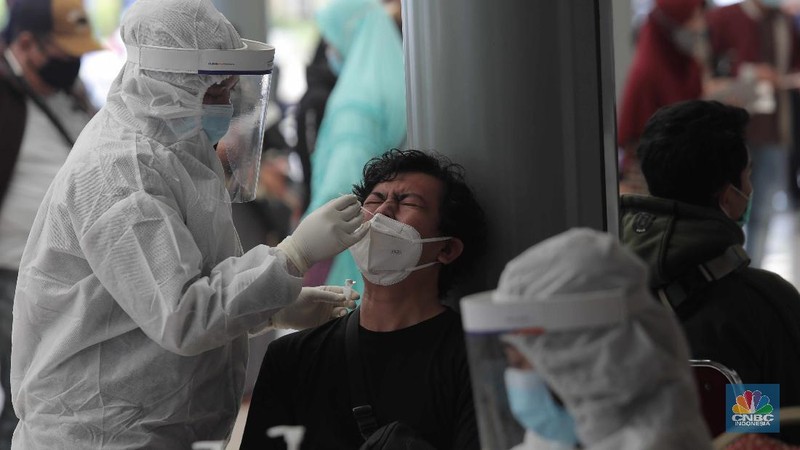 Calon penumpang Kereta Api mengantre untuk melakukan rapid test antigen di Stasiun Senen, Jakarta Pusat, Selasa (22/12/2020). Akibatnya terjadi antrean panjang.PT KAI mewajibkan setiap pengguna jasa kereta api jarak jauh di Pulau Jawa untuk menunjukkan hasil negatif Covid-19 berdasarkan pemeriksaan rapid test antigen sebagai syarat untuk naik kereta api. (վ/ Muhammad Sabki)