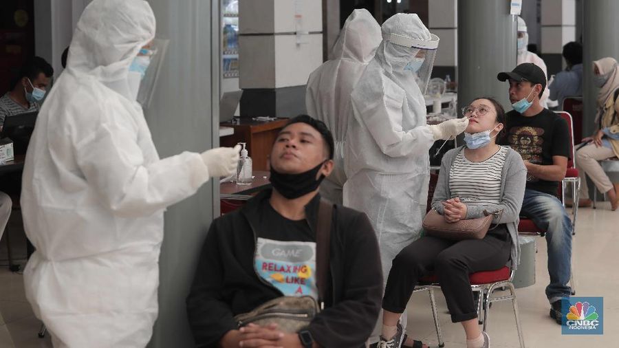 Calon penumpang Kereta Api mengantre untuk melakukan rapid test antigen di Stasiun Senen, Jakarta Pusat, Selasa (22/12/2020). Akibatnya terjadi antrean panjang.PT KAI mewajibkan setiap pengguna jasa kereta api jarak jauh di Pulau Jawa untuk menunjukkan hasil negatif Covid-19 berdasarkan pemeriksaan rapid test antigen sebagai syarat untuk naik kereta api. (CNBC Indonesia/ Muhammad Sabki)