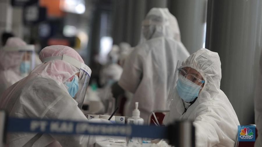 Antrean untuk melakukam Rapid Test Antigen Penumpang Kereta Api di Stasiun Senen.