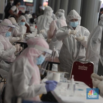 Mengular! Intip Para Penumpang KA Rapid Test di Stasiun Senen
