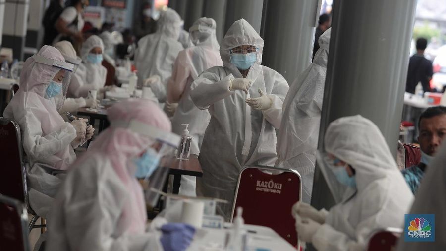 Calon penumpang Kereta Api mengantre untuk melakukan rapid test antigen di Stasiun Senen, Jakarta Pusat, Selasa (22/12/2020). Akibatnya terjadi antrean panjang.PT KAI mewajibkan setiap pengguna jasa kereta api jarak jauh di Pulau Jawa untuk menunjukkan hasil negatif Covid-19 berdasarkan pemeriksaan rapid test antigen sebagai syarat untuk naik kereta api. (վ/ Muhammad Sabki)
