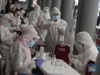 Mengular! Intip Para Penumpang KA Rapid Test di Stasiun Senen