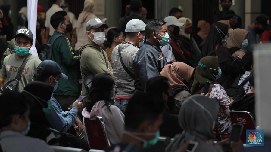 Calon penumpang Kereta Api mengantre untuk melakukan rapid test antigen di Stasiun Senen, Jakarta Pusat, Selasa (22/12/2020). Akibatnya terjadi antrean panjang.PT KAI mewajibkan setiap pengguna jasa kereta api jarak jauh di Pulau Jawa untuk menunjukkan hasil negatif Covid-19 berdasarkan pemeriksaan rapid test antigen sebagai syarat untuk naik kereta api. (վ/ Muhammad Sabki)