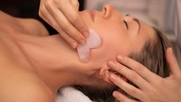 Gua Sha Batu Manual Terasa Kurang Maksimal? Coba Versi Elektrik Hot Cold Ini 