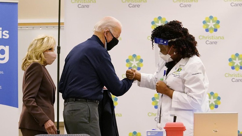 President-elect Joe Biden receives his first dose of the coronavirus vaccine from Nurse partitioner Tabe Mase at Christiana Hospital on live television in Newark Del., Monday, Dec. 21, 2020. (AP Photo/Carolyn Kaster)