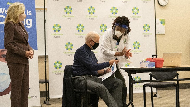 President-elect Joe Biden receives his first dose of the coronavirus vaccine from Nurse partitioner Tabe Mase at Christiana Hospital on live television in Newark Del., Monday, Dec. 21, 2020. (AP Photo/Carolyn Kaster)