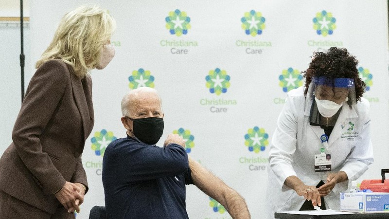 Antrean calon penumpang pesawat yang melakukan test rapid  di Shelter Kalayang Terminal 2 Bandara Soekarno-Hatta, Senin (21/12/2020). Antren panjang ini terjadi karena banyak penumpang yang ingin melakukan rapid test antigen yang disediakan pihak bandara. Terminal 2 Bandara Soekarno Hatta sempat ramai tadi pagi. Antrean mengular karena antrean rapid test penumpang. Pantauan CNBC pukul 11.30 terlihat antrian namun sudah kondusif. Sejumlah calon penumpang yang menunggu di luar area ruang test bisa duduk. Jelang liburan Natal dan akhir tahun, pemerintah menerapkan syarat minimal berupa hasil tes rapid antigen bagi traveler yang mau bepergian naik kereta api, pesawat terbang hingga kendaraan pribadi. (CNBC Indonesia/ Muhammad Sabki)