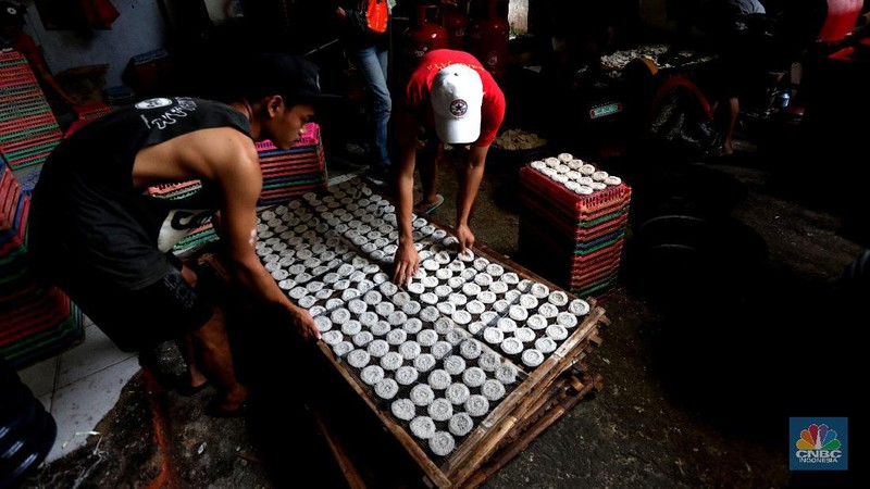 Sejumlah pekerja menata adonan kerupuk ikan dikawasan Jakarta, Selasa (22/12/2020). Pandemi Covid membuat pengusaha kerupuk ikan terkena imbas penurunan pemasukan omset 70% selama pandemi. (CNBC Indonesia/Tri Susilo) 
Elfin Owner  (35) merasakan dampak dari pandemi Covid, penurunan langaung drastis 100 % terhitung mulai bulan Maret, April, Mei dan Juni.
Sebelum pandemi pemasukan sehari mencapai Rp.15 juta sedangakan setelah masuknya Covid dan penerapan PSBB penurunan langsung ke angka 3 juta per harinya. 
Sebelum pandemi karyawan di pabrik kerupuk ikan ini mencapai 50 orang, karena adanya pembatasan dan mengurangi kerumunan hanya mempekerjakan 25 orang. 
Produksi kerupuk ikan Erna Jaya menyuplai ke wilayah jabodetabek. 
(CNBC Indonesia/ Tri Susilo)
