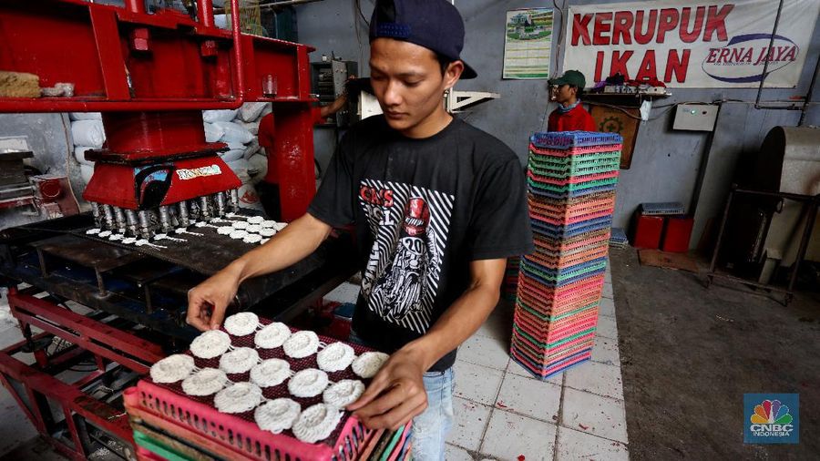 Sejumlah pekerja menata adonan kerupuk ikan dikawasan Jakarta, Selasa (22/12/2020). Pandemi Covid membuat pengusaha kerupuk ikan terkena imbas penurunan pemasukan omset 70% selama pandemi. (CNBC Indonesia/Tri Susilo) 
Elfin Owner  (35) merasakan dampak dari pandemi Covid, penurunan langaung drastis 100 % terhitung mulai bulan Maret, April, Mei dan Juni.
Sebelum pandemi pemasukan sehari mencapai Rp.15 juta sedangakan setelah masuknya Covid dan penerapan PSBB penurunan langsung ke angka 3 juta per harinya. 
Sebelum pandemi karyawan di pabrik kerupuk ikan ini mencapai 50 orang, karena adanya pembatasan dan mengurangi kerumunan hanya mempekerjakan 25 orang. 
Produksi kerupuk ikan Erna Jaya menyuplai ke wilayah jabodetabek. 
(CNBC Indonesia/ Tri Susilo)