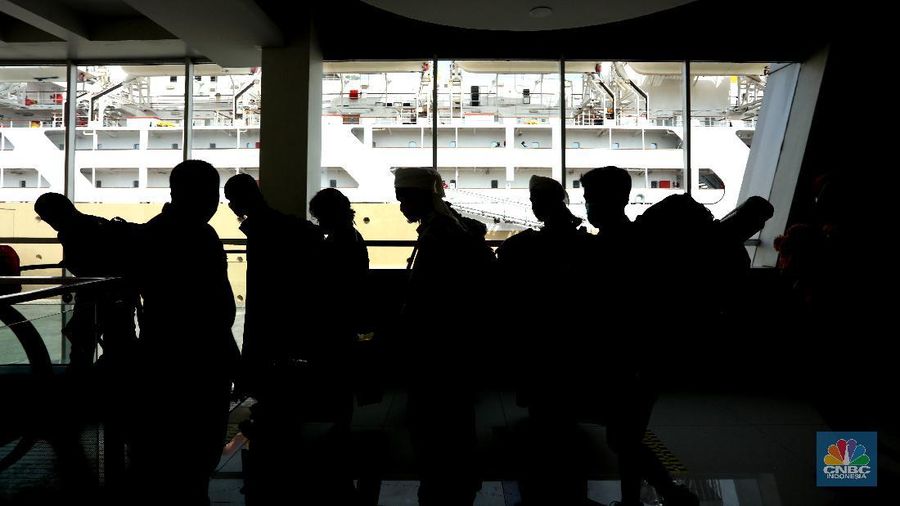 Petugas kesehatan pelabuhan Tanjung Priok mengecek surat kesehatan dari penumpang kapal Doro Londa tujuan Indonesia Timur ke Jakarta, Selasa (22/12/2020). Pengecekan surat kesehatan ini untuk mengantisipasi penyebaran virus COVID-19. (CNBC Indonesia/Tri Susilo)  

PT Pelayaran Nasional Indonesia PT PELNI (Persero) masih memberlakukan penggunaan hasil tes rapid antibodi bagi calon penumpang kapal PELNI. Manajemen PELNI terus berkoordinasi dengan Tim Gugus COVID-19 dan konsisten memastikan protokol kesehatan dilaksanakan secara ketat.  (CNBC Indonesia/ Tri Susilo)