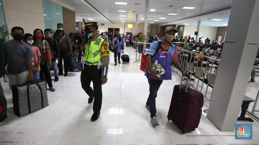Petugas kesehatan pelabuhan Tanjung Priok mengecek surat kesehatan dari penumpang kapal Doro Londa tujuan Indonesia Timur ke Jakarta, Selasa (22/12/2020). Pengecekan surat kesehatan ini untuk mengantisipasi penyebaran virus COVID-19. (CNBC Indonesia/Tri Susilo)  

PT Pelayaran Nasional Indonesia PT PELNI (Persero) masih memberlakukan penggunaan hasil tes rapid antibodi bagi calon penumpang kapal PELNI. Manajemen PELNI terus berkoordinasi dengan Tim Gugus COVID-19 dan konsisten memastikan protokol kesehatan dilaksanakan secara ketat.  (CNBC Indonesia/ Tri Susilo)
