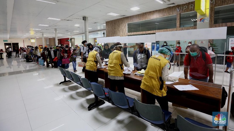 Petugas kesehatan pelabuhan Tanjung Priok mengecek surat kesehatan dari penumpang kapal Doro Londa tujuan Indonesia Timur ke Jakarta, Selasa (22/12/2020). Pengecekan surat kesehatan ini untuk mengantisipasi penyebaran virus COVID-19. (CNBC Indonesia/Tri Susilo)  

PT Pelayaran Nasional Indonesia PT PELNI (Persero) masih memberlakukan penggunaan hasil tes rapid antibodi bagi calon penumpang kapal PELNI. Manajemen PELNI terus berkoordinasi dengan Tim Gugus COVID-19 dan konsisten memastikan protokol kesehatan dilaksanakan secara ketat.  (CNBC Indonesia/ Tri Susilo)