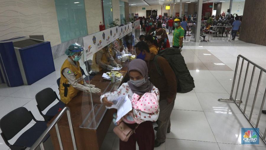 Petugas kesehatan pelabuhan Tanjung Priok mengecek surat kesehatan dari penumpang kapal Doro Londa tujuan Indonesia Timur ke Jakarta, Selasa (22/12/2020). Pengecekan surat kesehatan ini untuk mengantisipasi penyebaran virus COVID-19. (CNBC Indonesia/Tri Susilo)
PT Pelayaran Nasional Indonesia PT PELNI (Persero) masih memberlakukan penggunaan hasil tes rapid antibodi bagi calon penumpang kapal PELNI. Manajemen PELNI terus berkoordinasi dengan Tim Gugus COVID-19 dan konsisten memastikan protokol kesehatan dilaksanakan secara ketat. (CNBC Indonesia/ Tri Susilo)