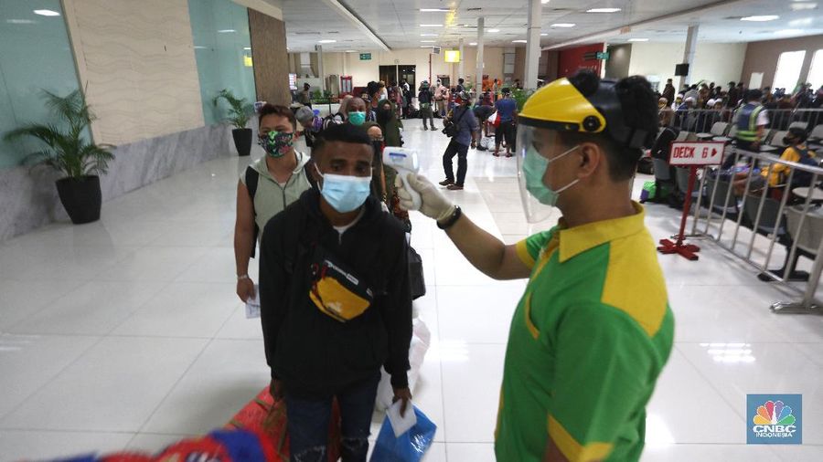 Petugas kesehatan pelabuhan Tanjung Priok mengecek surat kesehatan dari penumpang kapal Doro Londa tujuan Indonesia Timur ke Jakarta, Selasa (22/12/2020). Pengecekan surat kesehatan ini untuk mengantisipasi penyebaran virus COVID-19. (CNBC Indonesia/Tri Susilo)  

PT Pelayaran Nasional Indonesia PT PELNI (Persero) masih memberlakukan penggunaan hasil tes rapid antibodi bagi calon penumpang kapal PELNI. Manajemen PELNI terus berkoordinasi dengan Tim Gugus COVID-19 dan konsisten memastikan protokol kesehatan dilaksanakan secara ketat.  (CNBC Indonesia/ Tri Susilo)