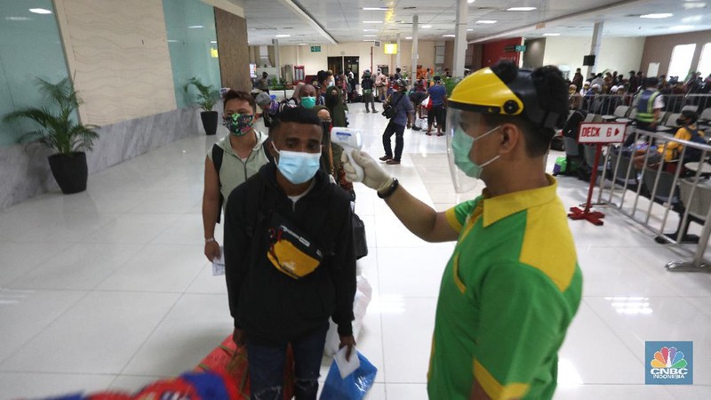 Petugas kesehatan pelabuhan Tanjung Priok mengecek surat kesehatan dari penumpang kapal Doro Londa tujuan Indonesia Timur ke Jakarta, Selasa (22/12/2020). Pengecekan surat kesehatan ini untuk mengantisipasi penyebaran virus COVID-19. (CNBC Indonesia/Tri Susilo)  

PT Pelayaran Nasional Indonesia PT PELNI (Persero) masih memberlakukan penggunaan hasil tes rapid antibodi bagi calon penumpang kapal PELNI. Manajemen PELNI terus berkoordinasi dengan Tim Gugus COVID-19 dan konsisten memastikan protokol kesehatan dilaksanakan secara ketat.  (CNBC Indonesia/ Tri Susilo)