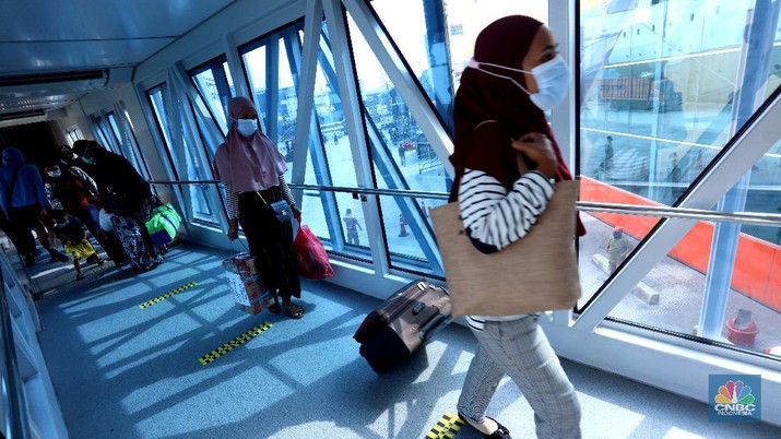 Petugas kesehatan penumpang pelabuhan Tanjung Priok Petugas kesehatan pelabuhan Tanjung Priok mengecek surat kesehatan dari penumpang kapal Doro Londa tujuan Indonesia Timur ke Jakarta, Selasa (22/12/2020). Pengecekan surat kesehatan ini untuk mengantisipasi penyebaran virus COVID-19. (CNBC Indonesia/Tri Susilo)
PT Pelayaran Nasional Indonesia PT PELNI (Persero) masih memberlakukan penggunaan hasil tes rapid antibodi bagi calon penumpang kapal PELNI. Manajemen PELNI terus berkoordinasi dengan Tim Gugus COVID-19 dan konsisten memastikan protokol kesehatan dilaksanakan secara ketat. (CNBC Indonesia/ Tri Susilo)