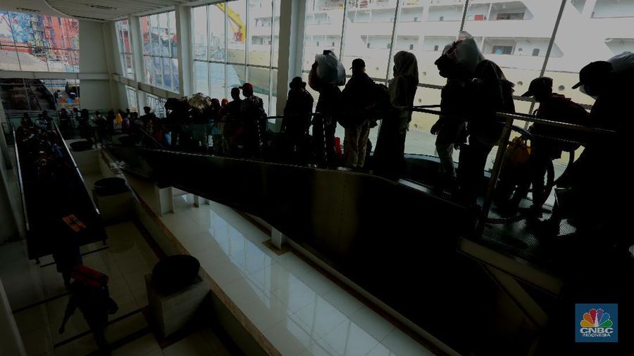 Petugas kesehatan pelabuhan Tanjung Priok mengecek surat kesehatan dari penumpang kapal Doro Londa tujuan Indonesia Timur ke Jakarta, Selasa (22/12/2020). Pengecekan surat kesehatan ini untuk mengantisipasi penyebaran virus COVID-19. (CNBC Indonesia/Tri Susilo)  

PT Pelayaran Nasional Indonesia PT PELNI (Persero) masih memberlakukan penggunaan hasil tes rapid antibodi bagi calon penumpang kapal PELNI. Manajemen PELNI terus berkoordinasi dengan Tim Gugus COVID-19 dan konsisten memastikan protokol kesehatan dilaksanakan secara ketat.  (CNBC Indonesia/ Tri Susilo)